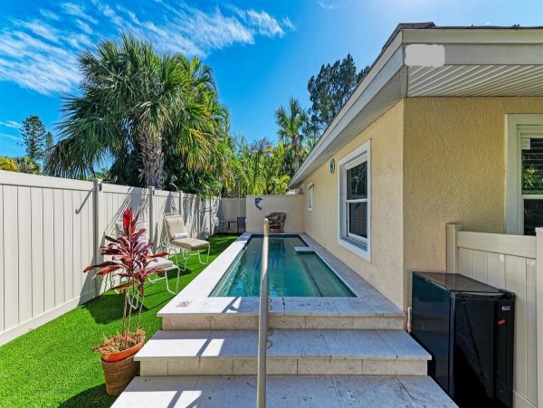 Holmes Beach Vacation Rental Anna Maria Island Cottage with Pool