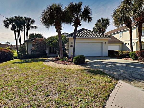 Destin Vacation Home Four Bedroom Walk to Beach
