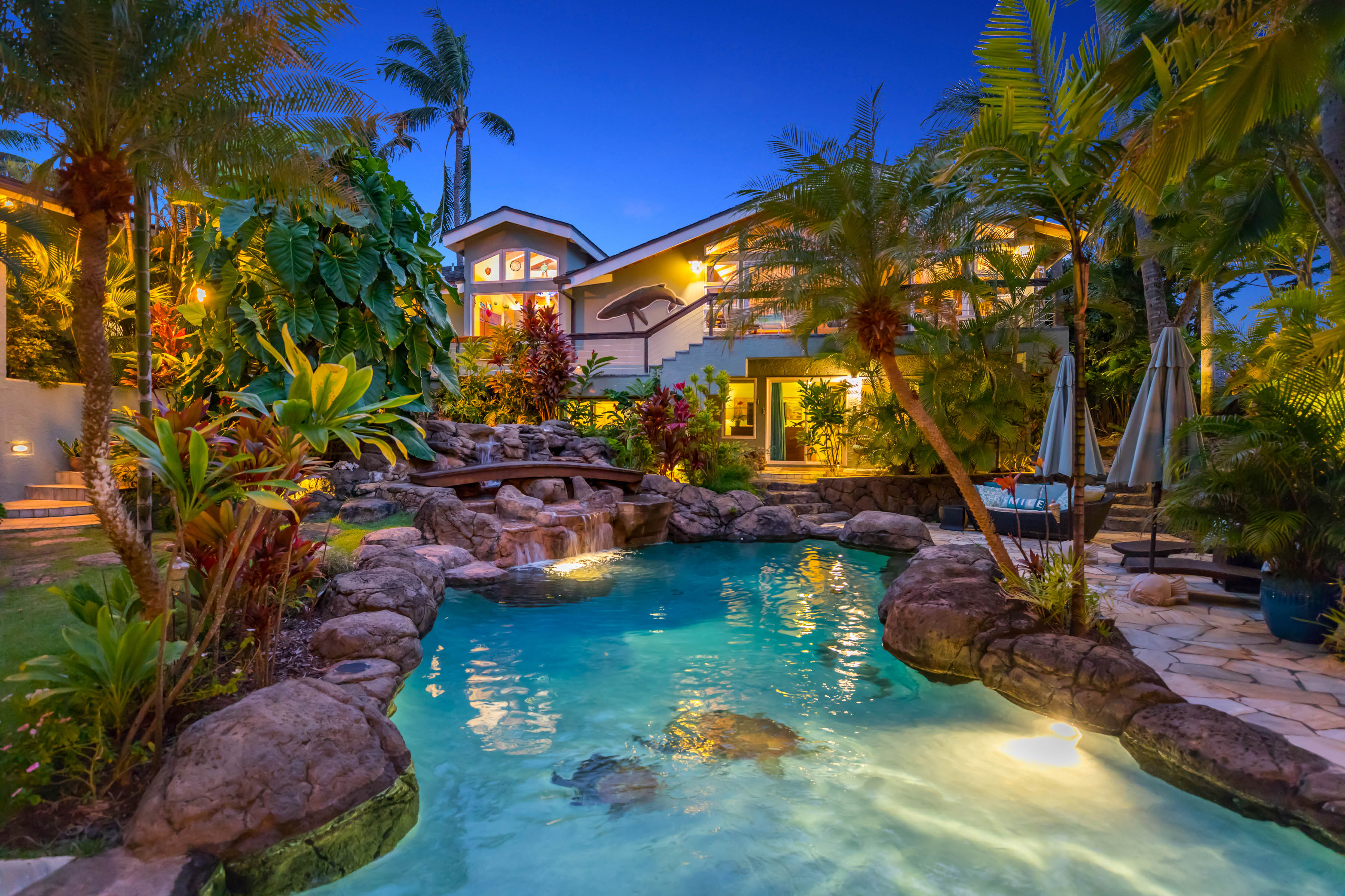 Kailua Vacation Home Six Bedroom Walk to Beach
