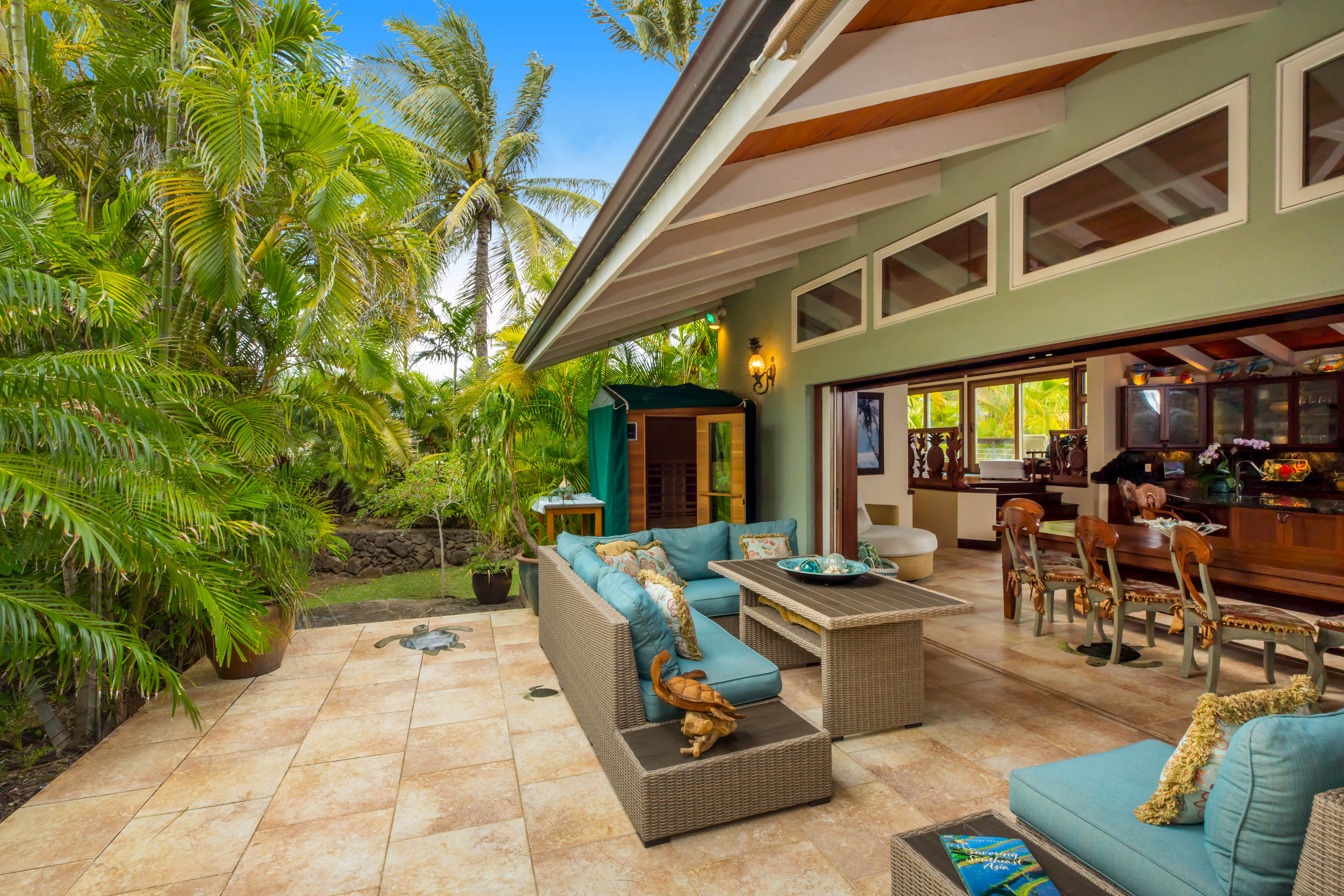 Kailua Vacation Home Six Bedroom Walk to Beach