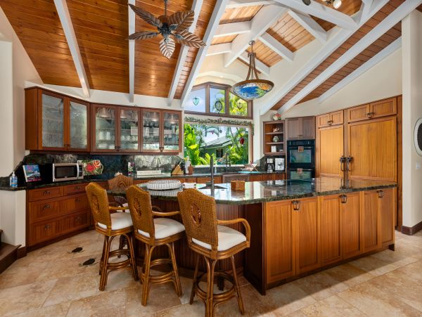 Kailua Vacation Home Six Bedroom Walk to Beach