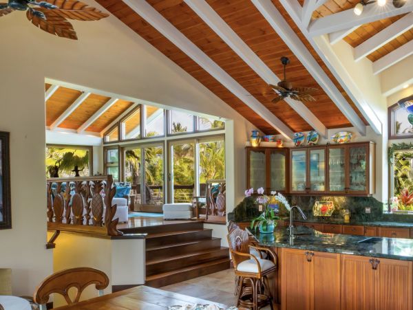 Kailua Vacation Home Six Bedroom Walk to Beach