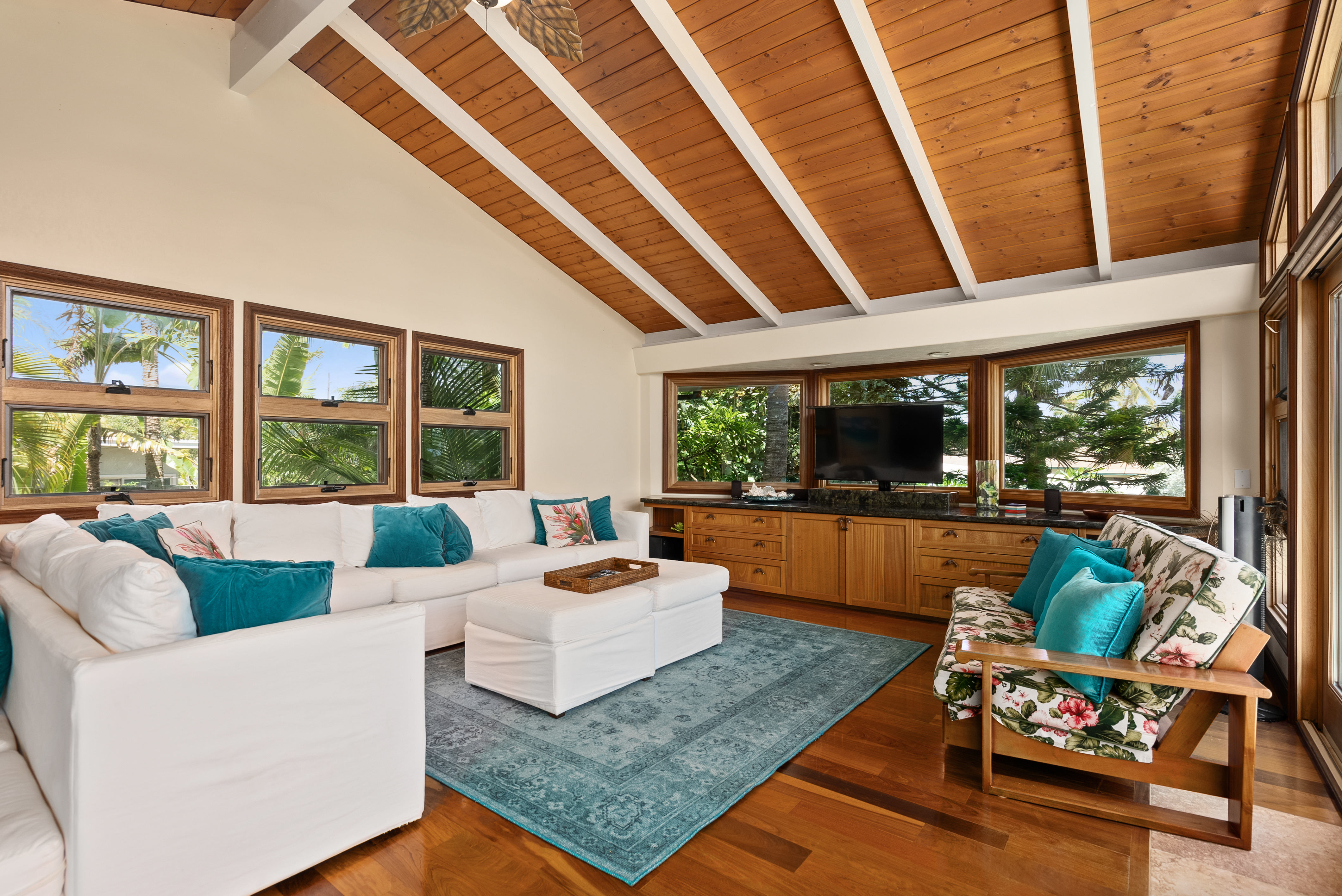 Kailua Vacation Home Six Bedroom Walk to Beach