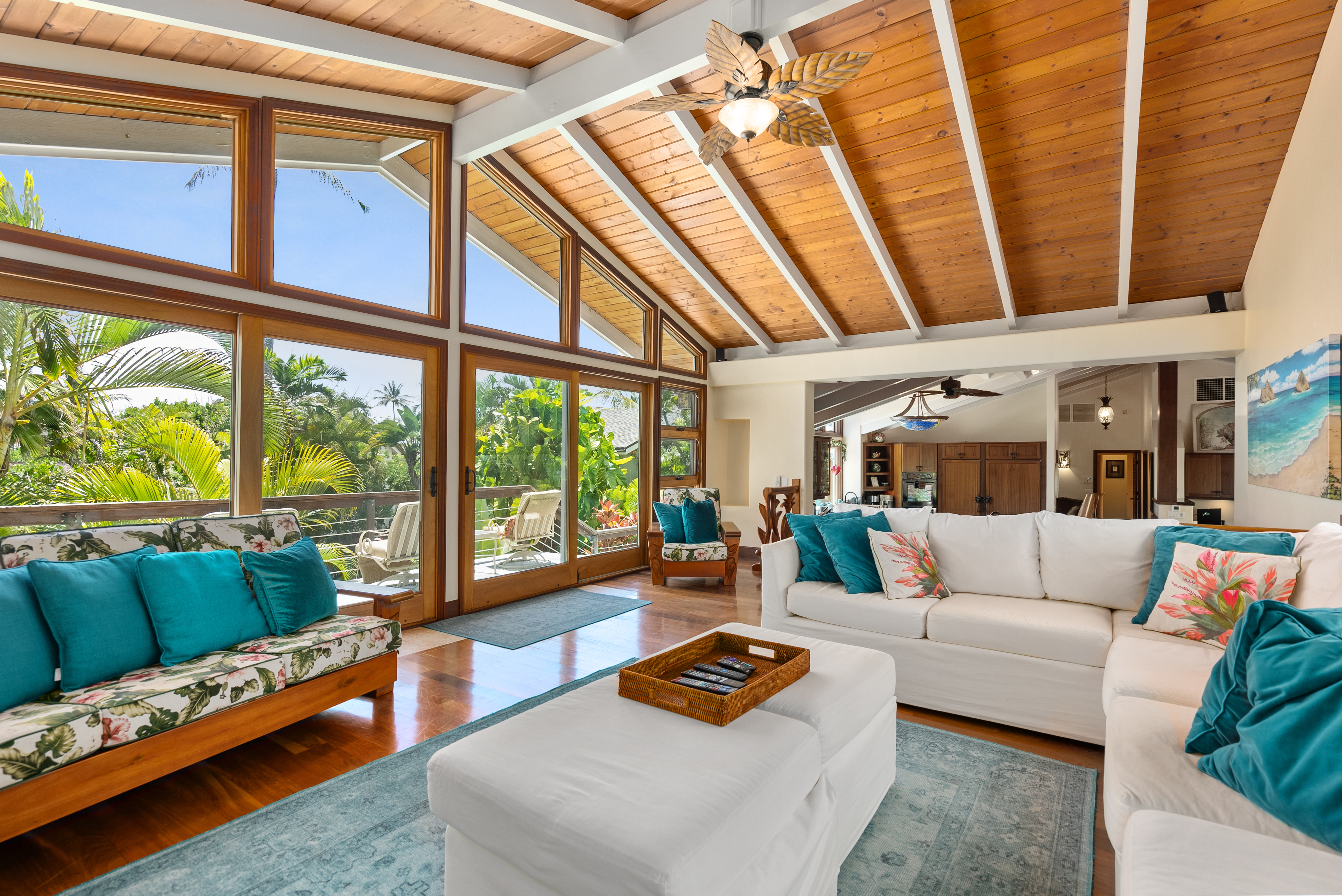 Kailua Vacation Home Six Bedroom Walk to Beach