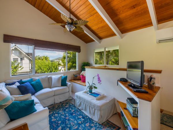 Kailua Vacation Home Six Bedroom Walk to Beach