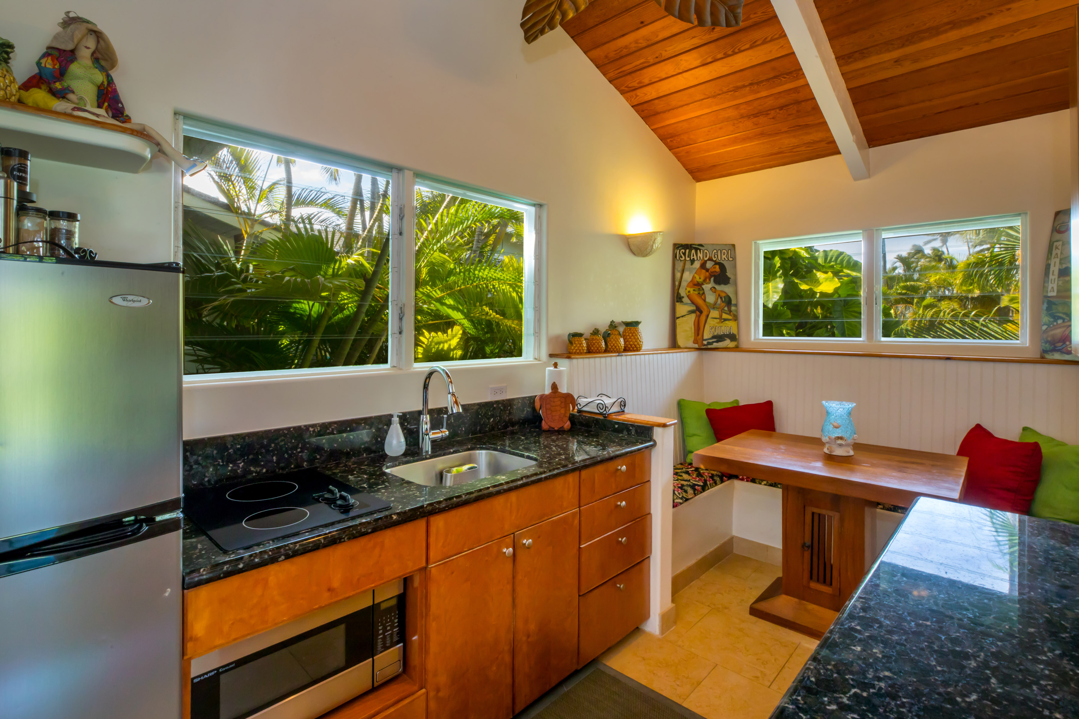 Kailua Vacation Home Six Bedroom Walk to Beach