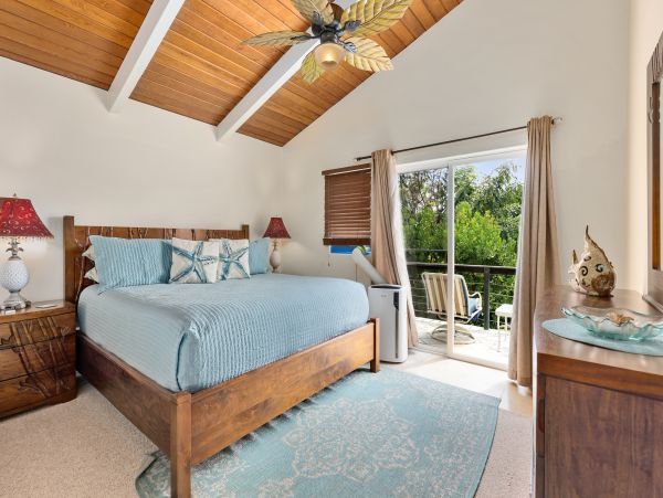 Kailua Vacation Home Six Bedroom Walk to Beach