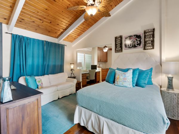 Kailua Vacation Home Six Bedroom Walk to Beach
