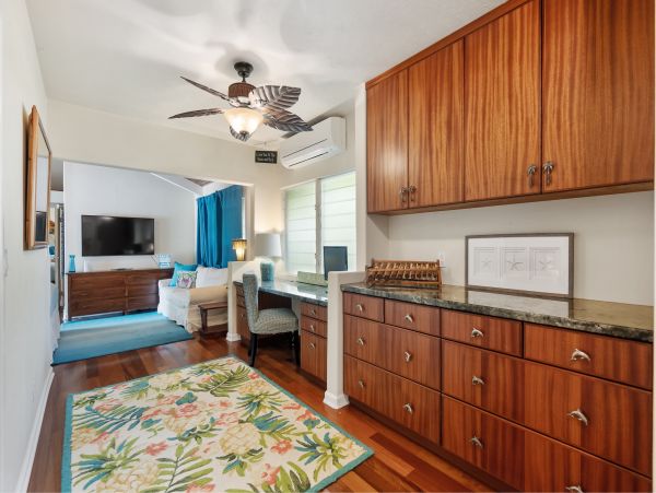 Kailua Vacation Home Six Bedroom Walk to Beach