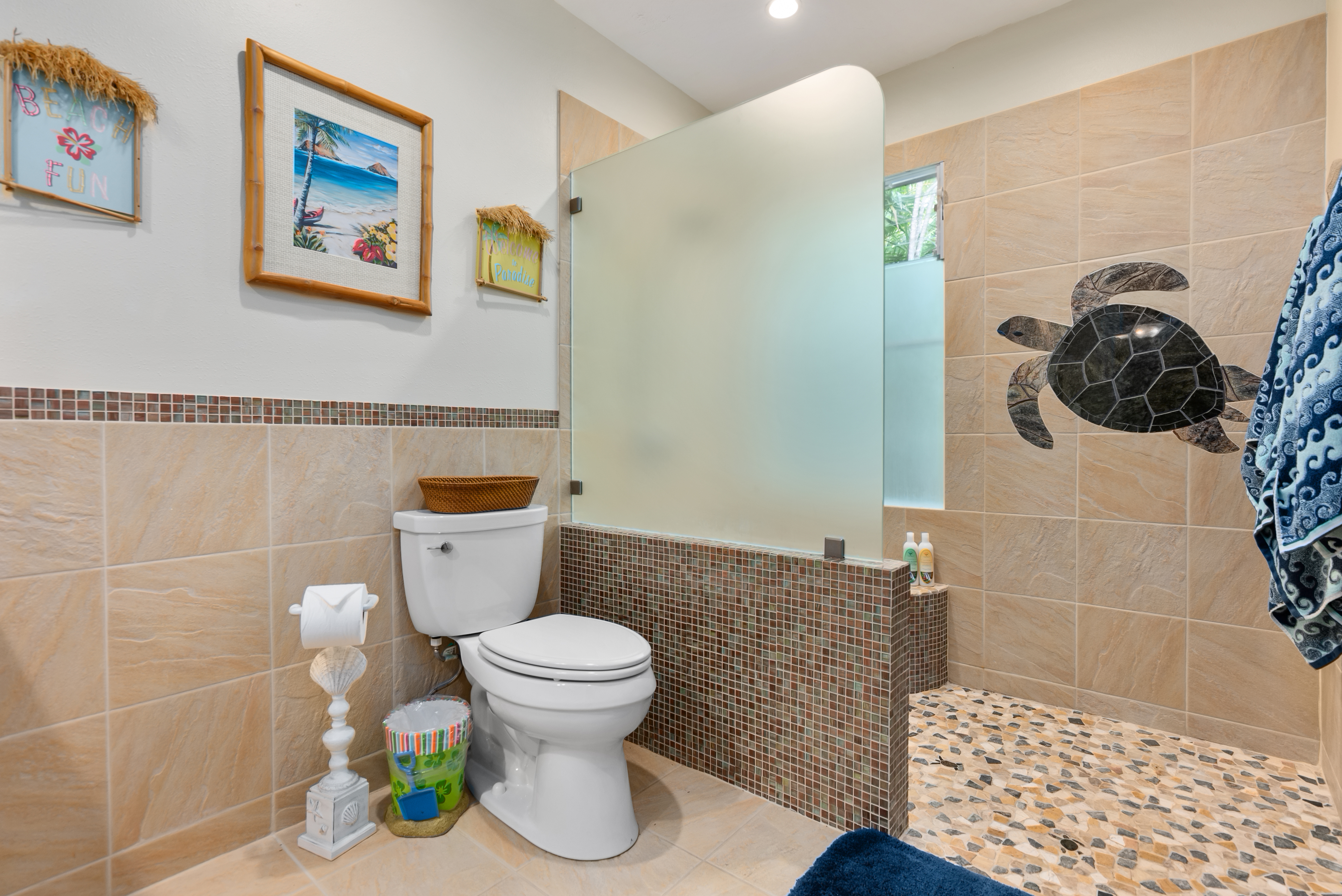 Kailua Vacation Home Six Bedroom Walk to Beach