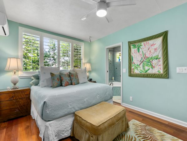 Kailua Vacation Home Six Bedroom Walk to Beach