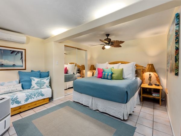 Kailua Vacation Home Six Bedroom Walk to Beach