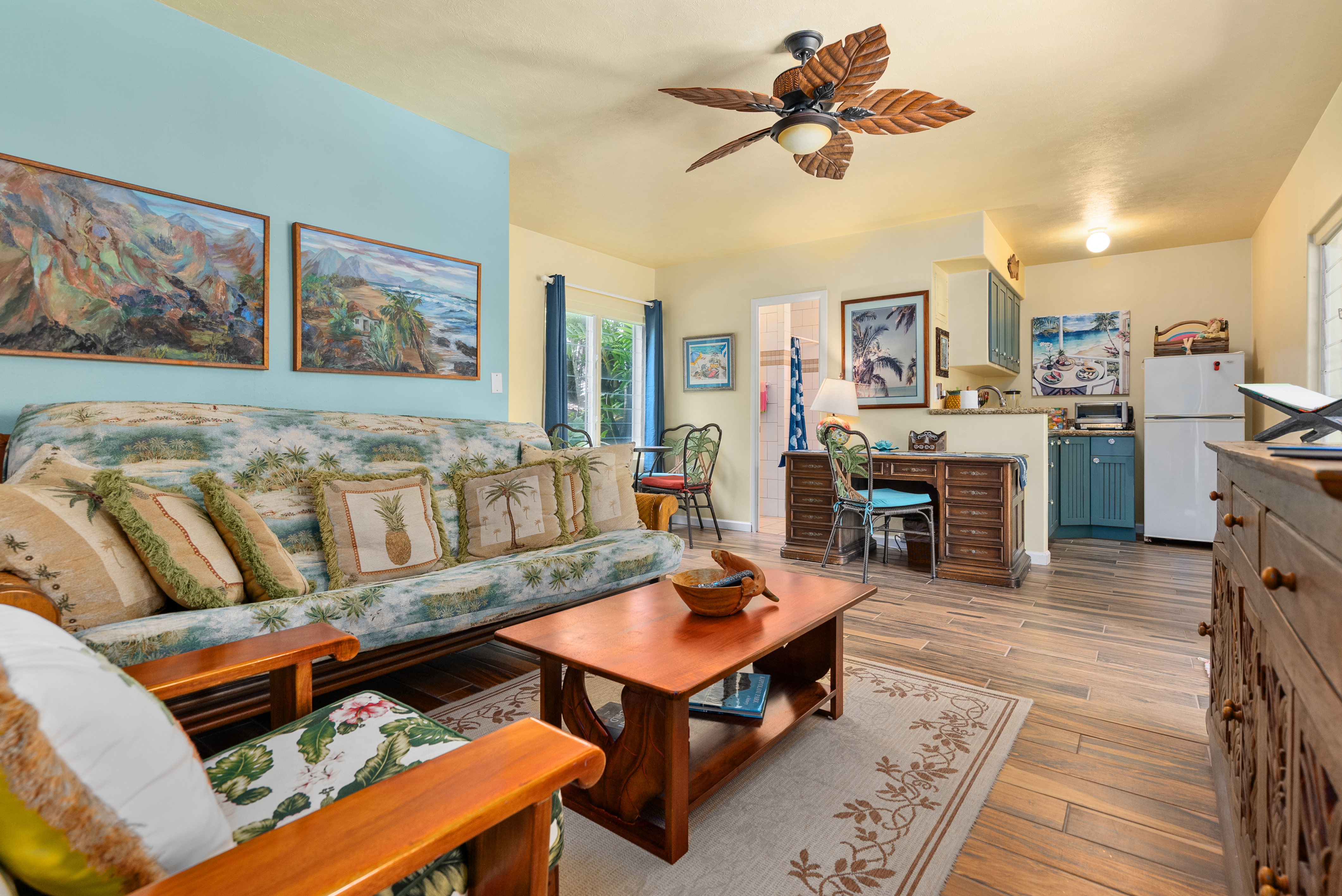 Kailua Vacation Home Six Bedroom Walk to Beach