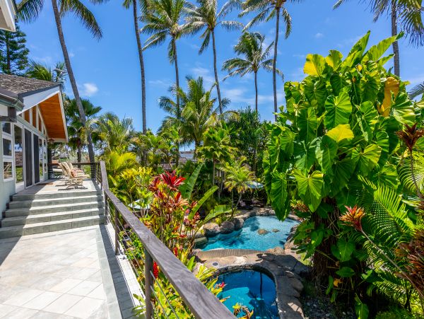 Kailua Vacation Home Six Bedroom Walk to Beach
