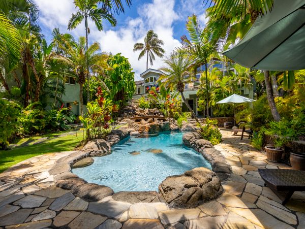 Kailua Vacation Home Six Bedroom Walk to Beach