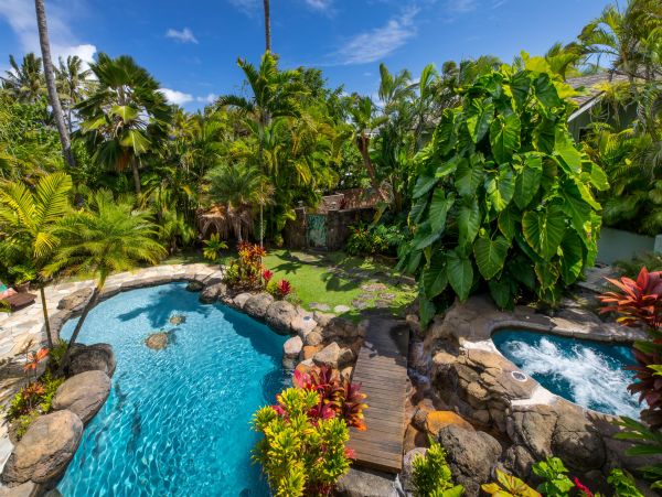 Kailua Vacation Home Six Bedroom Walk to Beach