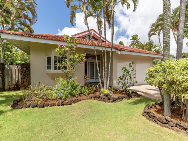 Charming 3-Bedroom Resort Retreat with a Garden in Poipu - Walk to Beach