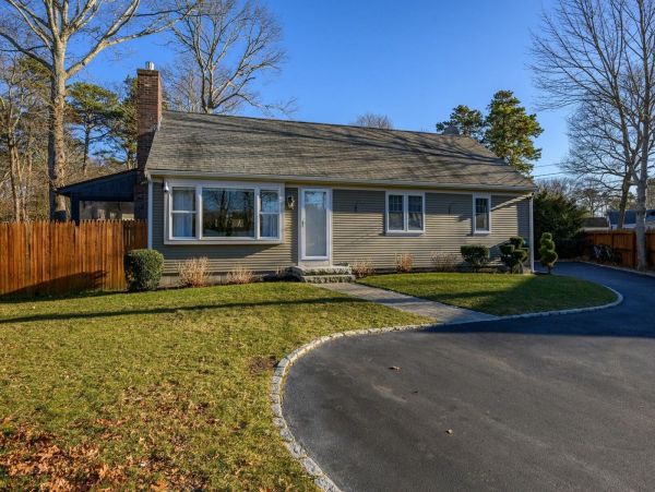 Hyannis Vacation Home Three Bedroom + Loft