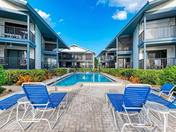 Holmes Beach Vacation Condo with Gulf Views Sleeps 6