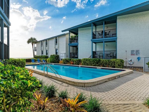 Holmes Beach Vacation Condo with Gulf Views Sleeps 6