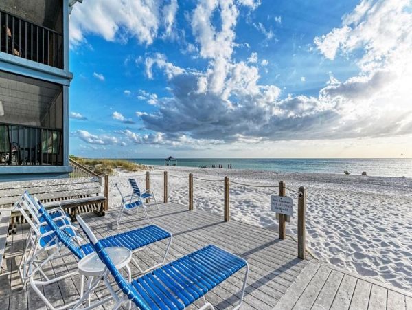 Holmes Beach Vacation Condo with Gulf Views Sleeps 6