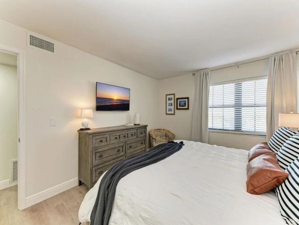 Holmes Beach Vacation Condo with Gulf Views Sleeps 6