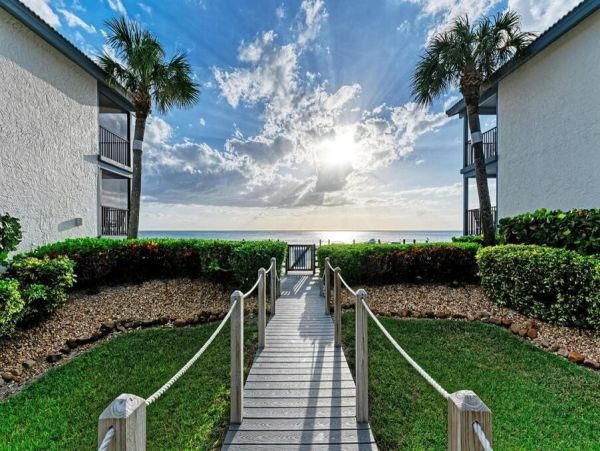 Holmes Beach Vacation Condo with Gulf Views Sleeps 6