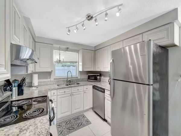 6 Bedroom Vacation Rental in Holmes Beach Steps from Beach