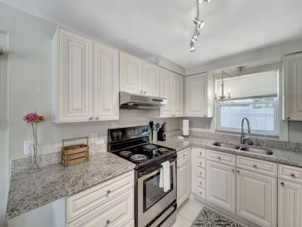 6 Bedroom Vacation Rental in Holmes Beach Steps from Beach