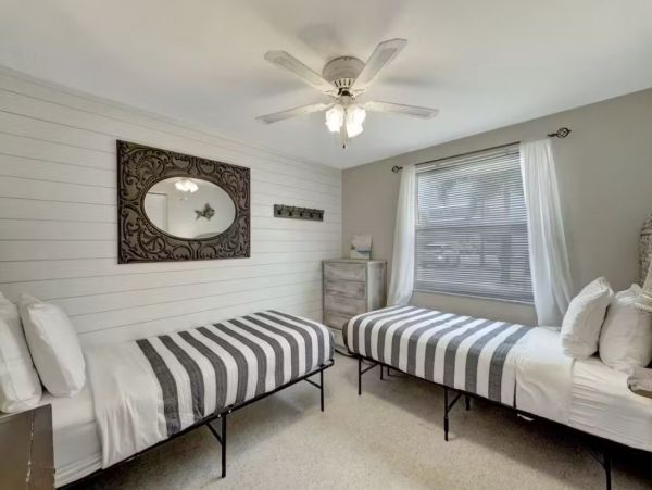 6 Bedroom Vacation Rental in Holmes Beach Steps from Beach