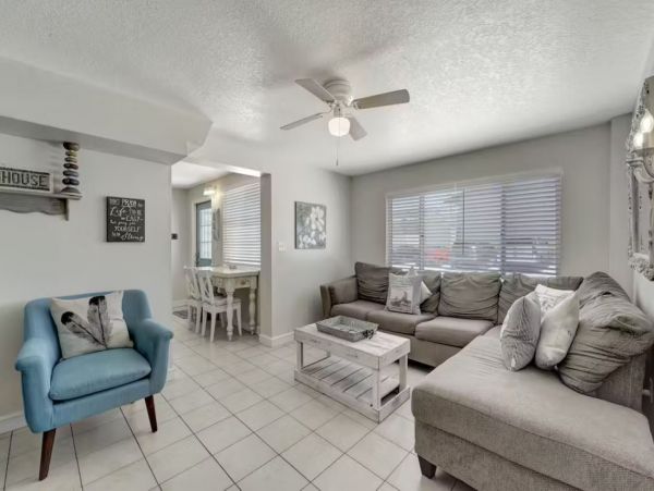 6 Bedroom Vacation Rental in Holmes Beach Steps from Beach