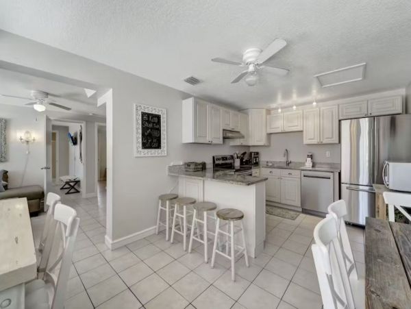 6 Bedroom Vacation Rental in Holmes Beach Steps from Beach