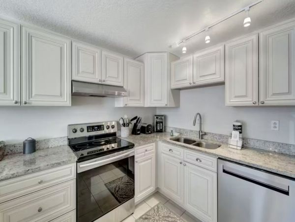 6 Bedroom Vacation Rental in Holmes Beach Steps from Beach