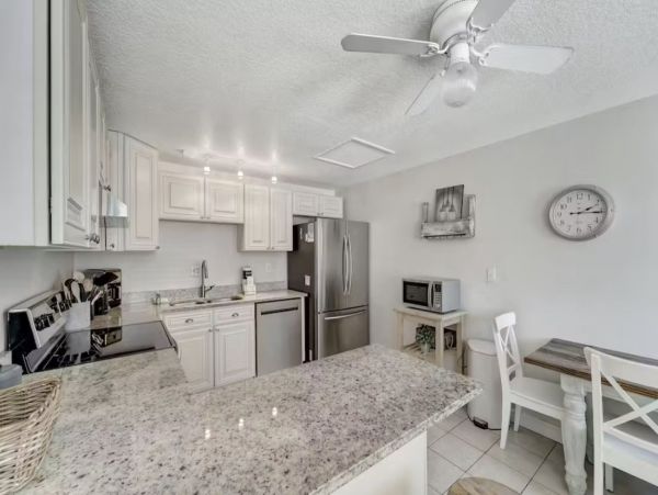 6 Bedroom Vacation Rental in Holmes Beach Steps from Beach
