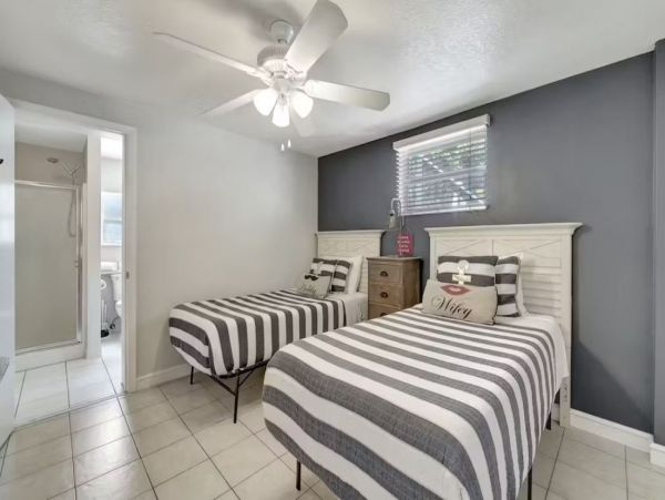 6 Bedroom Vacation Rental in Holmes Beach Steps from Beach