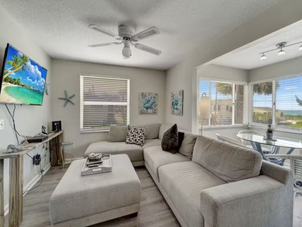 6 Bedroom Vacation Rental in Holmes Beach Steps from Beach