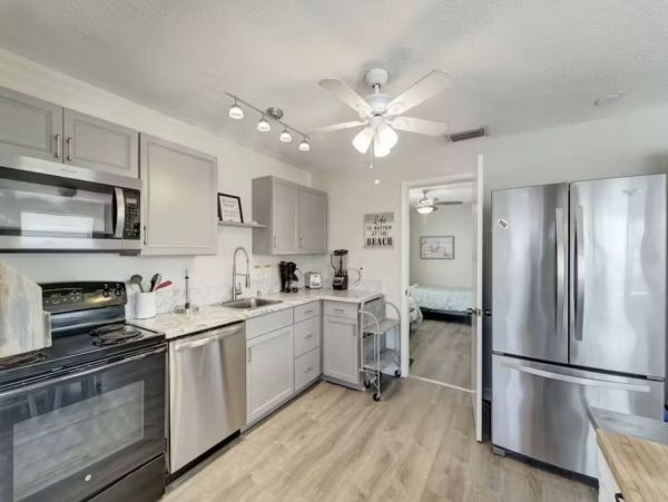 6 Bedroom Vacation Rental in Holmes Beach Steps from Beach