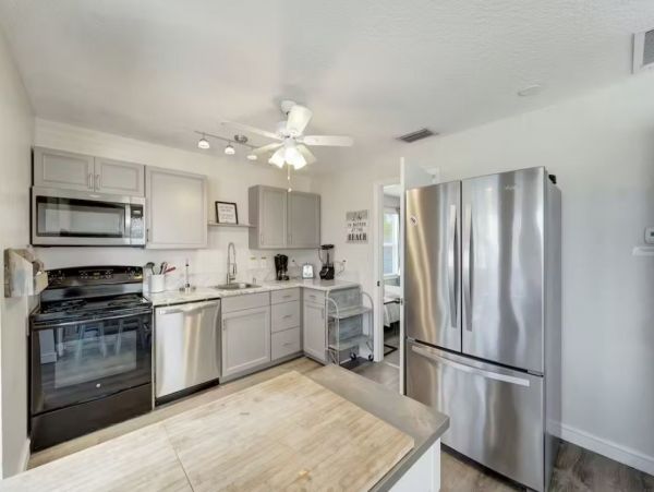 6 Bedroom Vacation Rental in Holmes Beach Steps from Beach