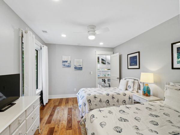 Hilton Head Four Bedroom Vacation Home with Pool Sleeps 10