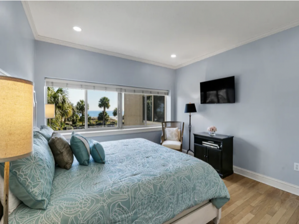 Three Bedroom Three Bathroom End Unit Ocean Views & Pool