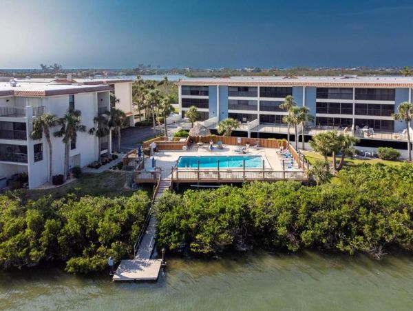 Charming 2 Bedroom Vacation Condo in Englewood Close to Beach