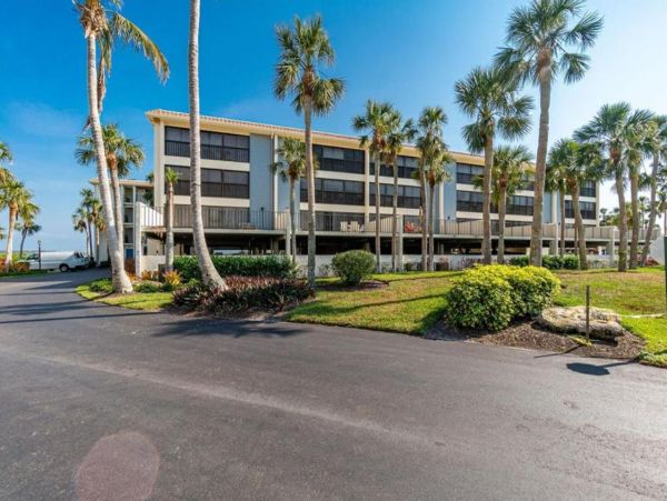 Charming 2 Bedroom Vacation Condo in Englewood Close to Beach