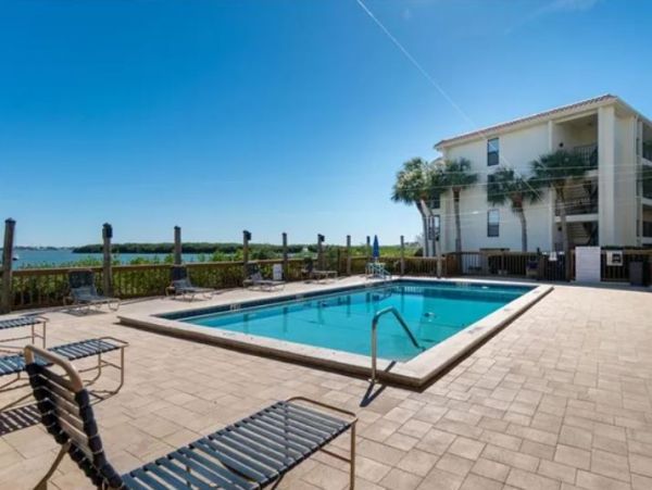 Charming 2 Bedroom Vacation Condo in Englewood Close to Beach