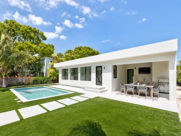 Canalfront Stunning Vacation Home in Plantation Key Sleeps 8