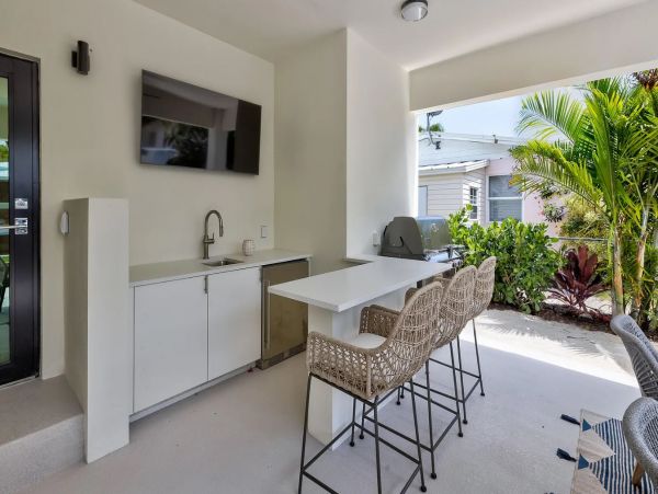 Canalfront Stunning Vacation Home in Plantation Key Sleeps 8