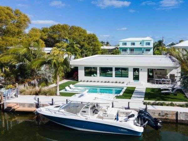 Canalfront Stunning Vacation Home in Plantation Key Sleeps 8