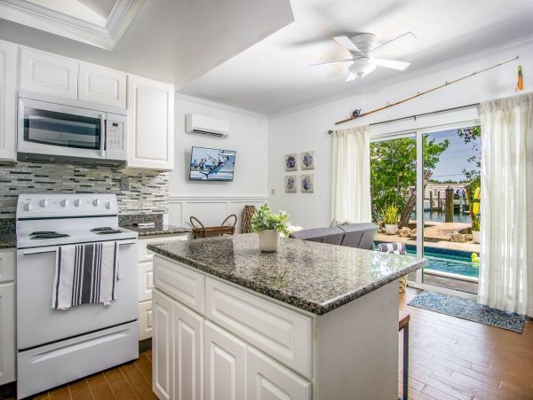 Canalfront Lovely Vacation Home in Islamorada Sleeps 10