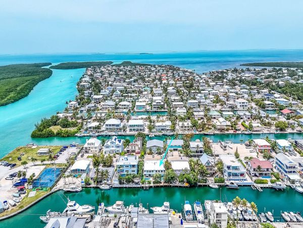 Canalfront Lovely Vacation Home in Islamorada Sleeps 10
