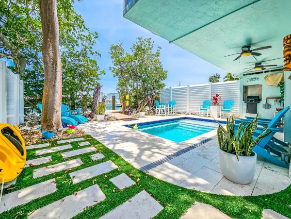 Canalfront Lovely Vacation Home in Islamorada Sleeps 10
