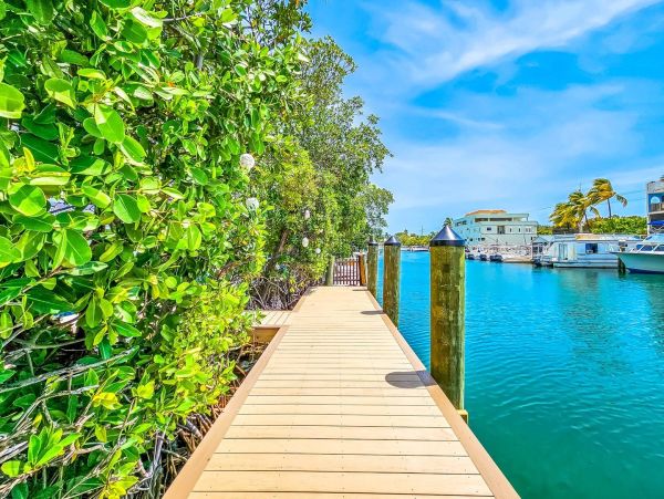 Canalfront Lovely Vacation Home in Islamorada Sleeps 10